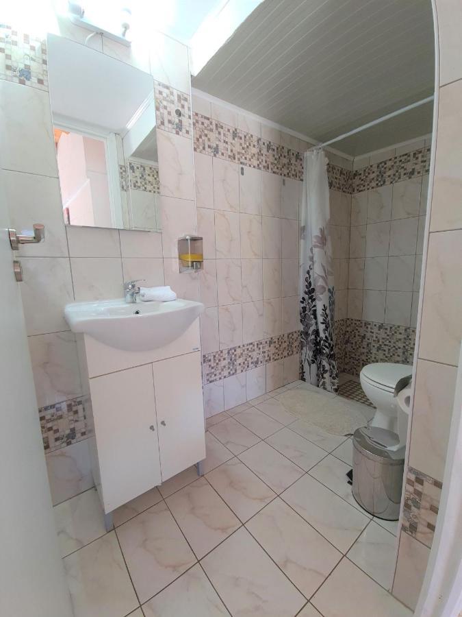 G-George Apartments By The Sea And Airport Liadha Bagian luar foto