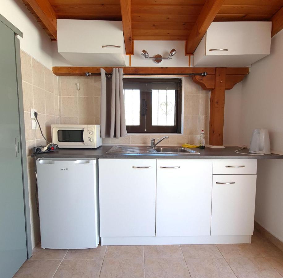 G-George Apartments By The Sea And Airport Liadha Bagian luar foto