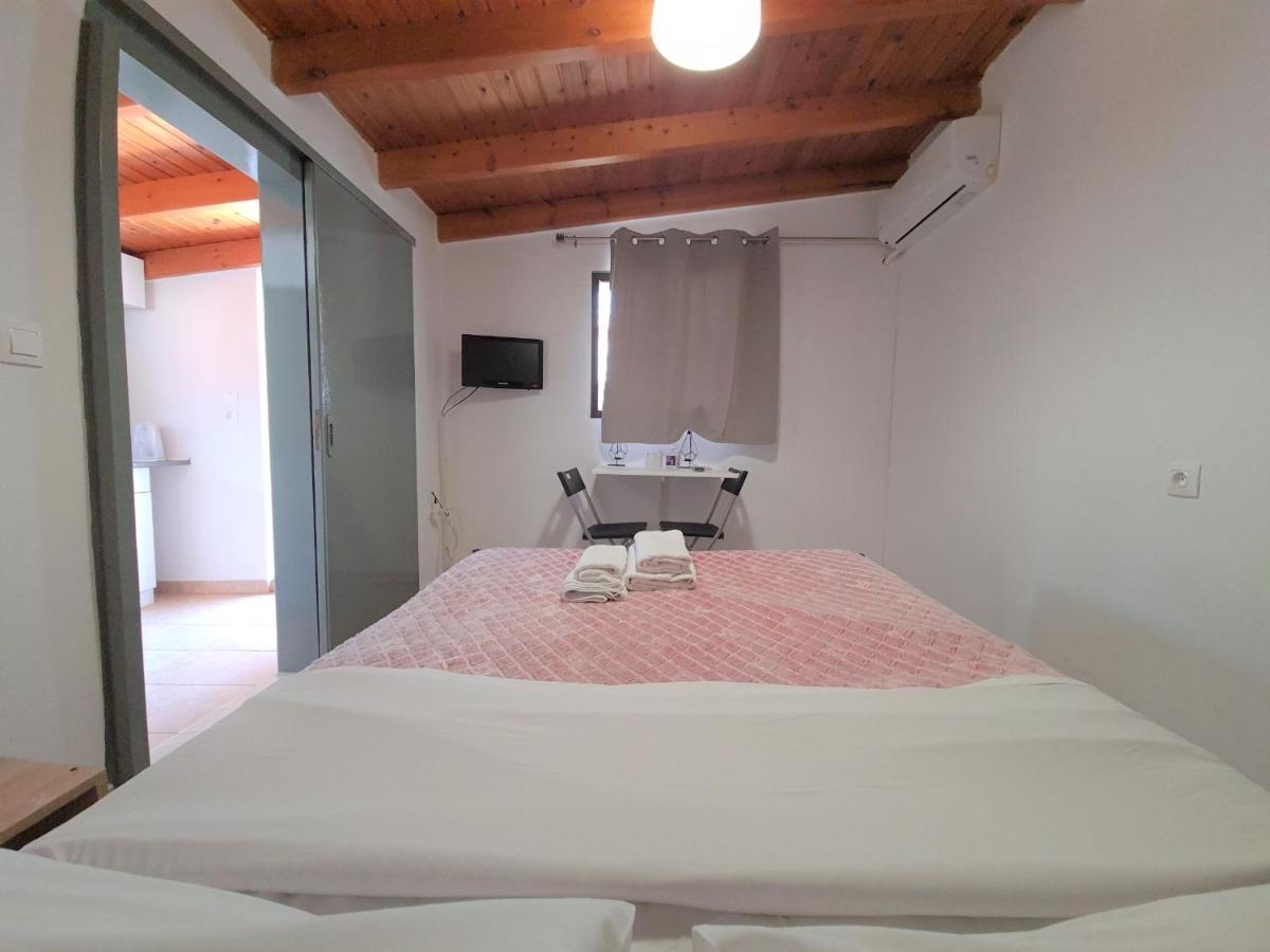 G-George Apartments By The Sea And Airport Liadha Bagian luar foto