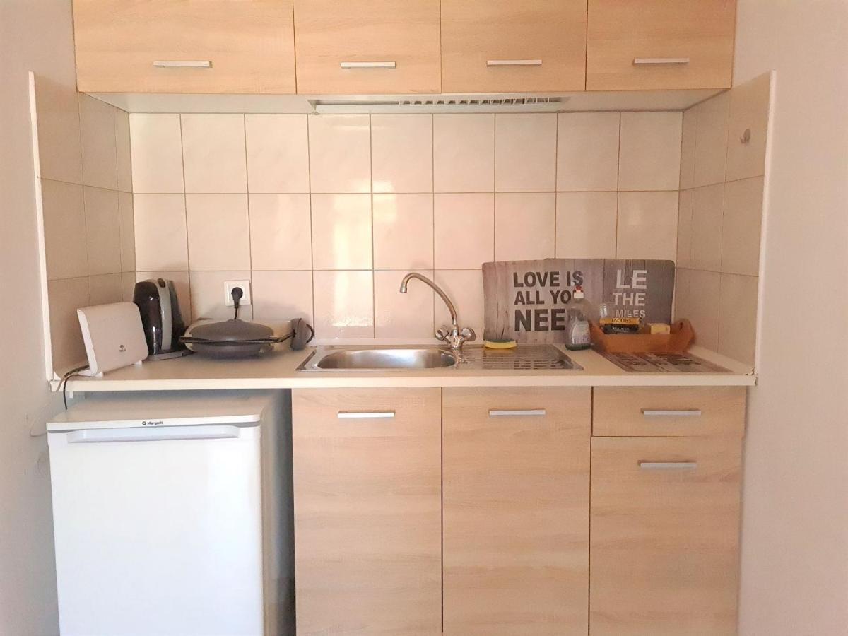 G-George Apartments By The Sea And Airport Liadha Bagian luar foto