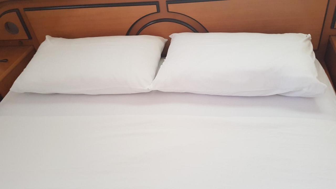 G-George Apartments By The Sea And Airport Liadha Bagian luar foto