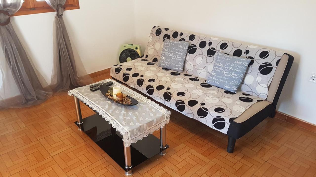 G-George Apartments By The Sea And Airport Liadha Bagian luar foto