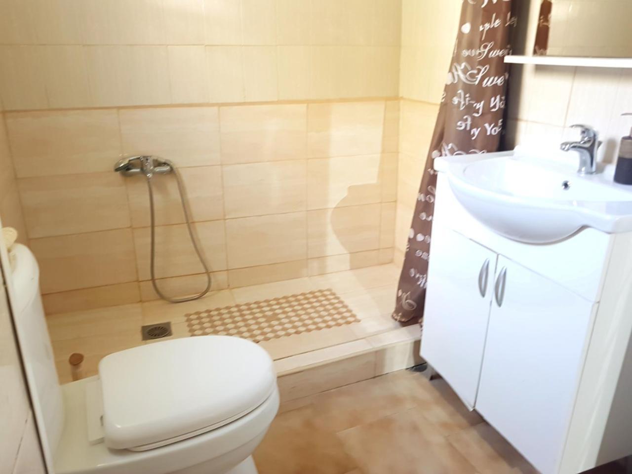G-George Apartments By The Sea And Airport Liadha Bagian luar foto